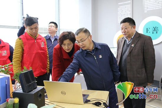 与会领导参观贵州省志愿服务项目孵化中心。贵州省团委 供图 与会领导参观贵州省志愿服务项目孵化中心。贵州省团委 供图